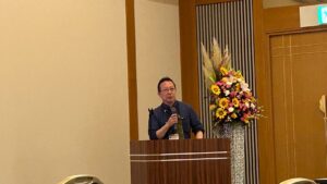 閉会の挨拶をする辰巳副理事長