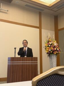 開会の挨拶をする松石理事長